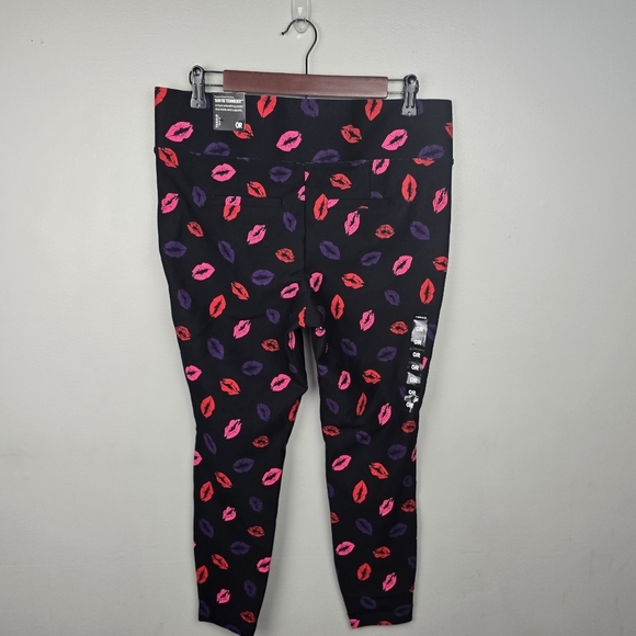 TORRID‎ High Rise Pixie Pants Kiss Lips All Over Print Black Red Women Plus Sz L - Picture 5 of 15